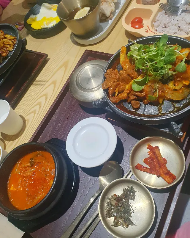 직화 제육볶음과 곁들여진 신선한 채소