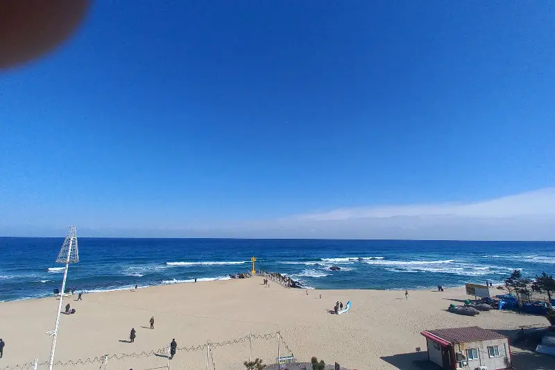 넓게 펼쳐진 강문해변의 전경