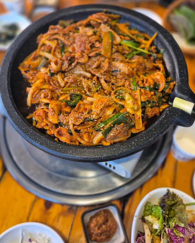 돌판 위에 볶아진 오리 주물럭 볶음밥