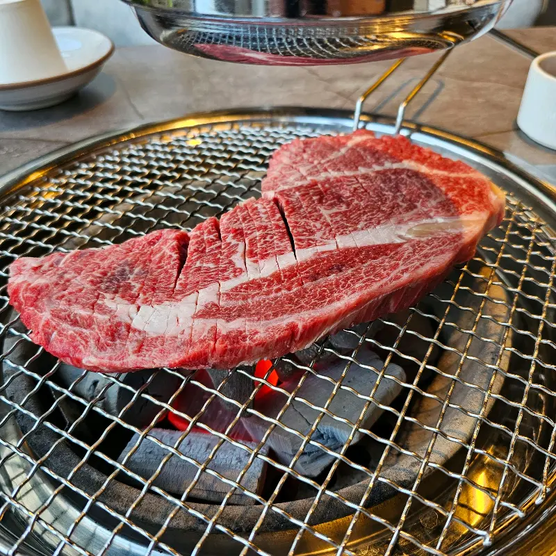 숯불 위에 구워진 등심