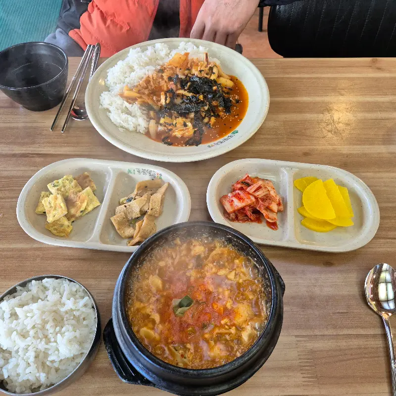 김치찌개와 곁들여진 반찬