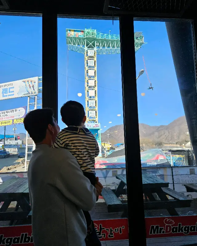 식당 창밖으로 보이는 번지점프대의 모습