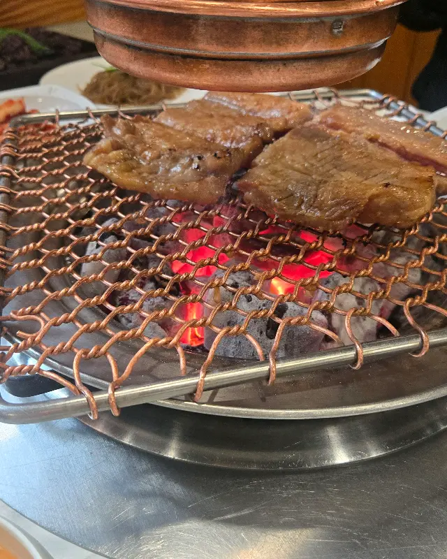 숯불에 구워지는 돼지갈비