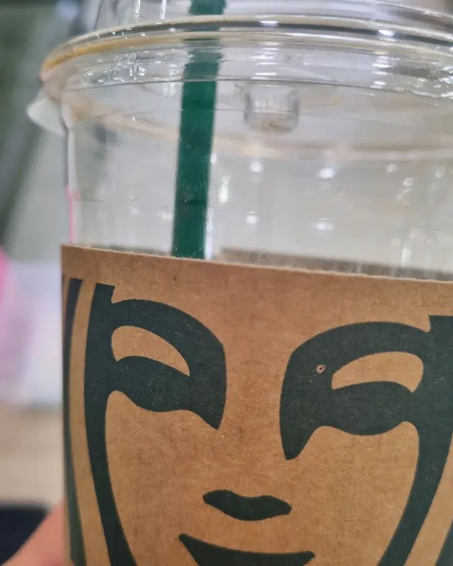 스타벅스 로고가 새겨진 컵홀더