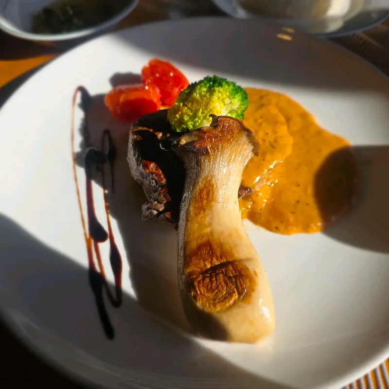 깔끔한 플레이팅이 돋보이는 스테이크