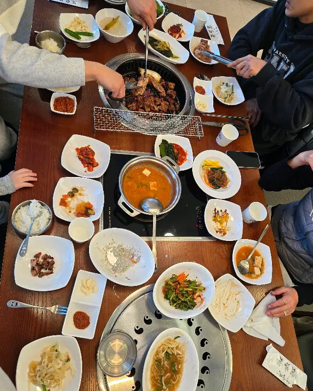 숯불 위에서 익어가는 돼지갈비