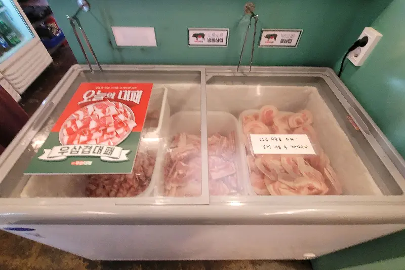 다양한 종류의 고기 냉장고