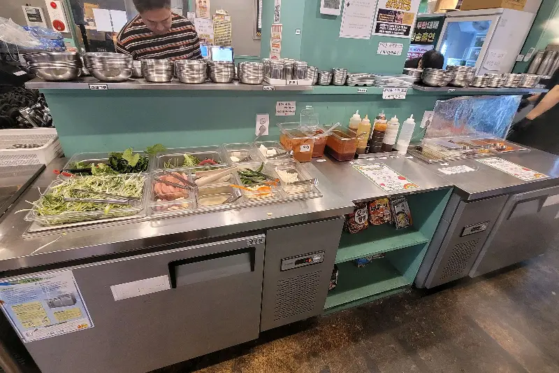 다양한 쌈 채소와 라면이 준비된 셀프바