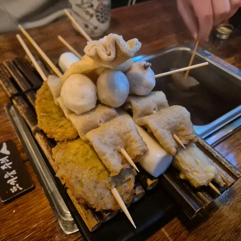 다양한 종류의 오뎅이 담긴 스페셜 오뎅