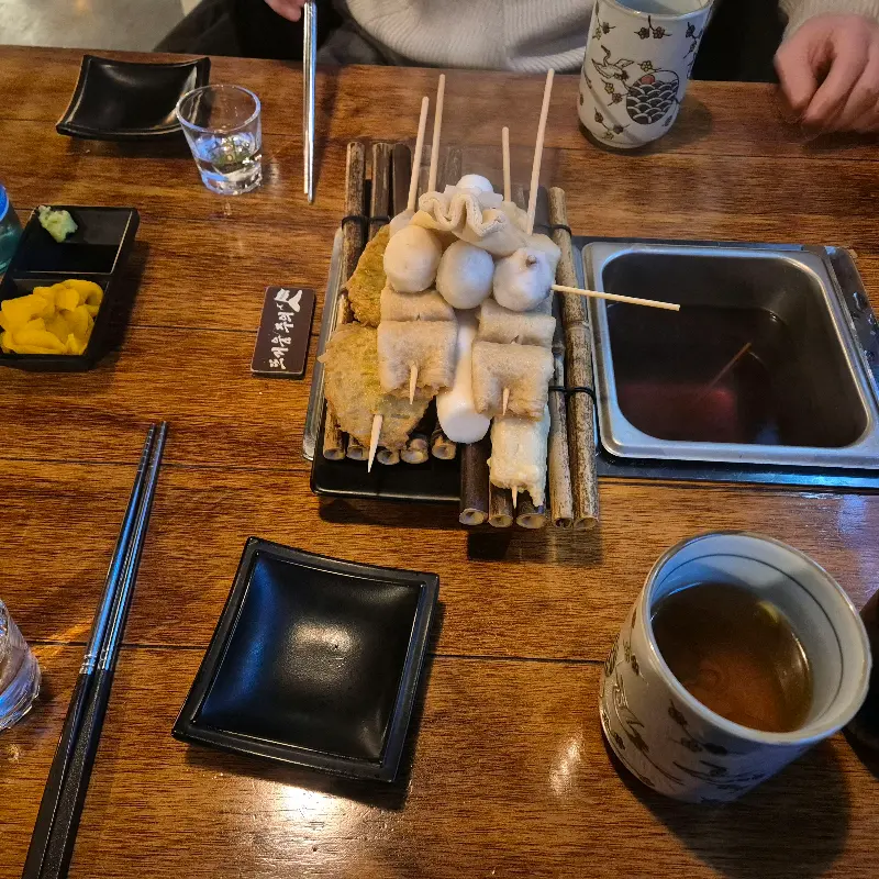 깔끔하게 차려진 테이블 세팅