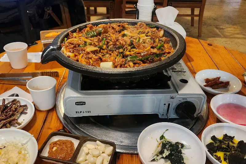 푸짐한 오리 한 상 차림