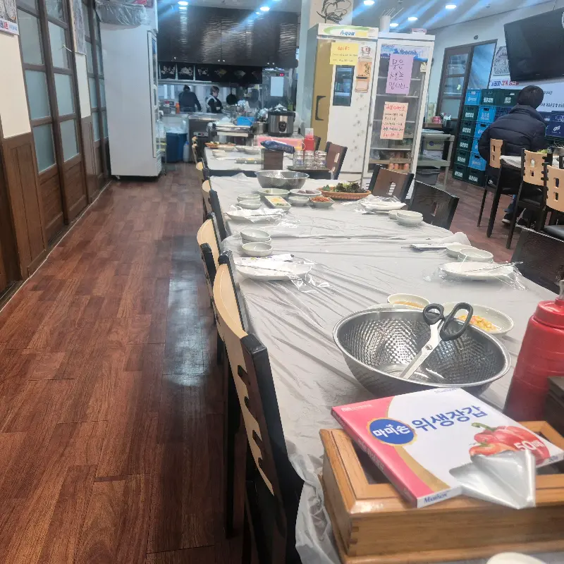 넓고 깔끔한 매장 내부