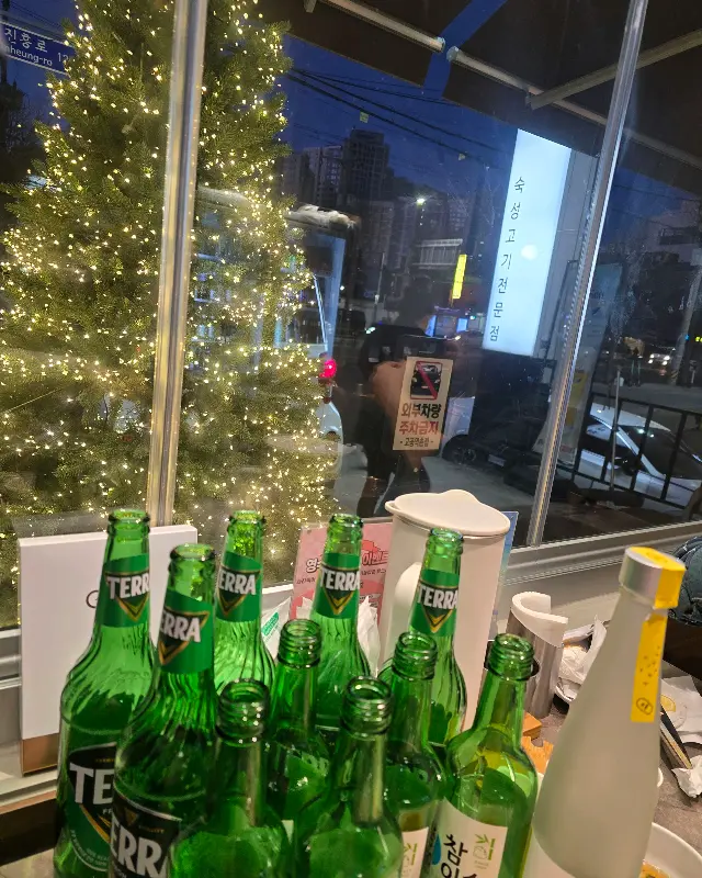 술병이 놓인 테이블