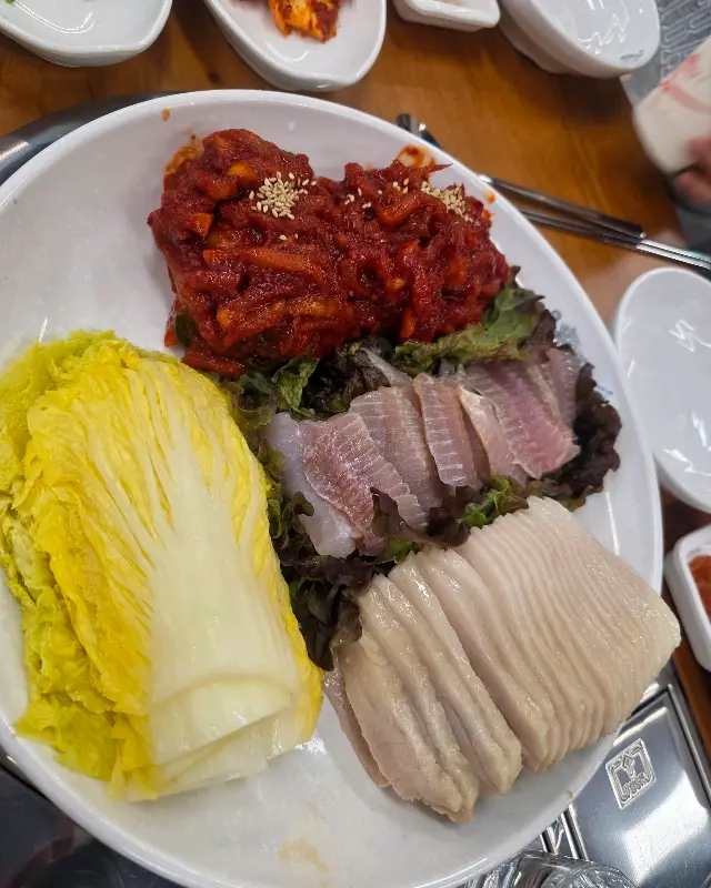 신선한 굴과 매콤한 김치의 만남
