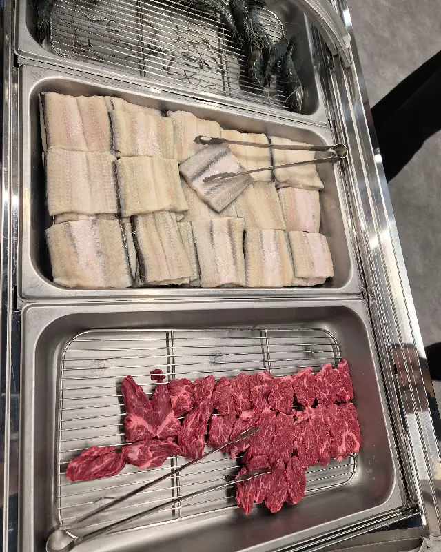 신선한 장어와 소고기