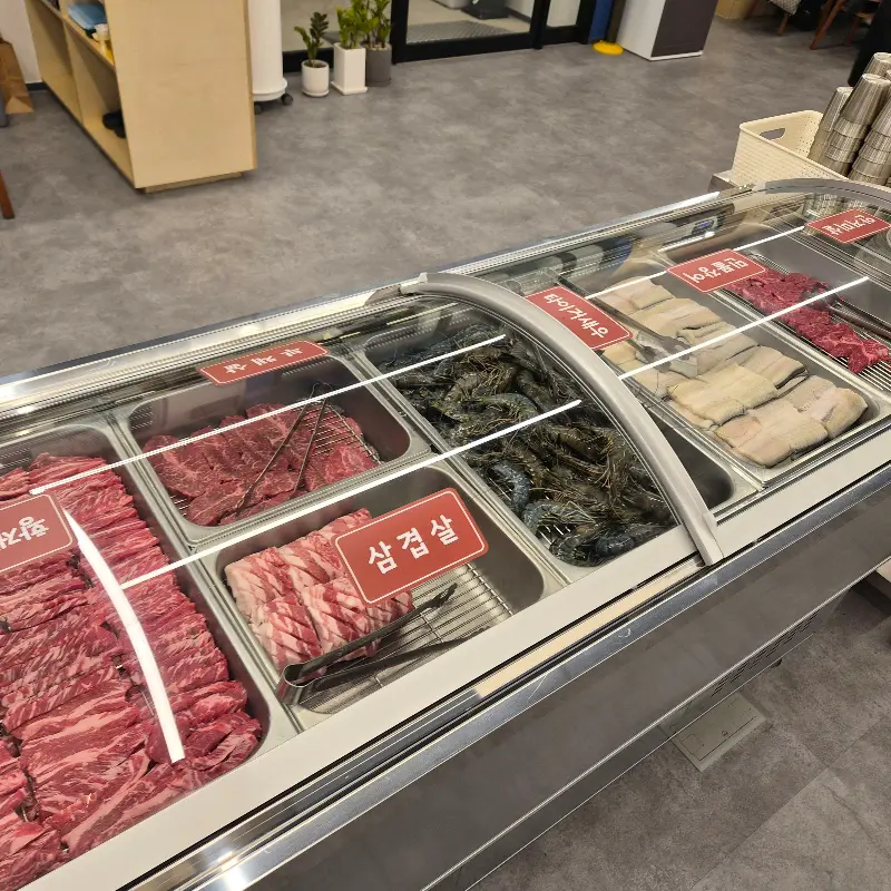 신선한 재료가 가득한 셀프 코너