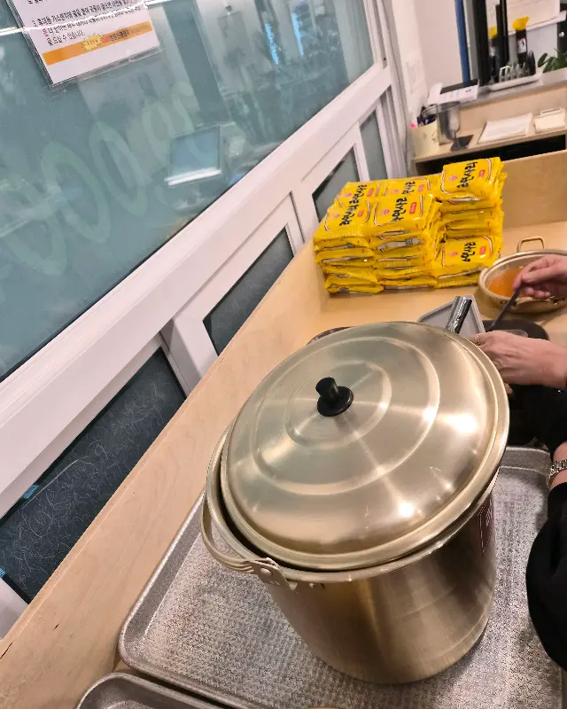 셀프 라면 코너