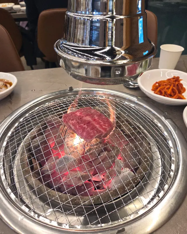 숯불 향이 은은하게 배어 나오는 소갈비살