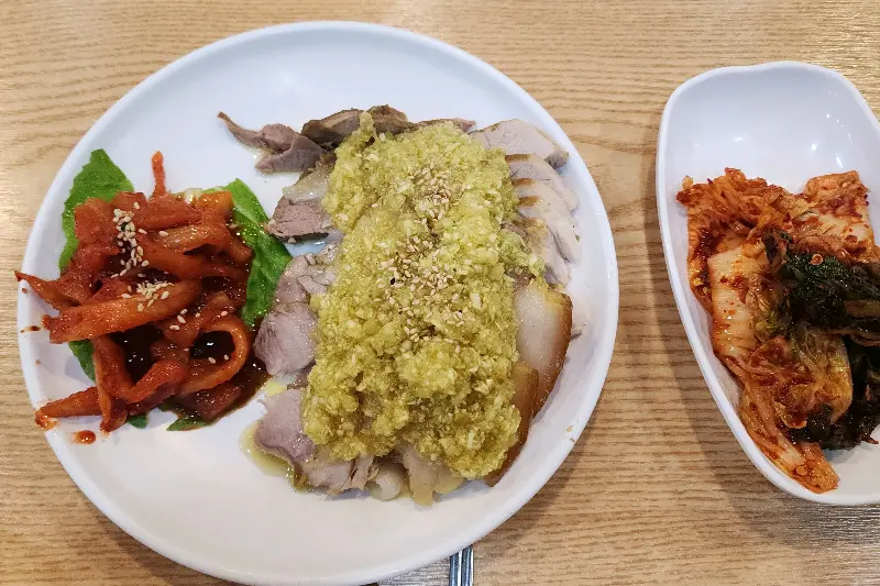 윤기가 흐르는 마늘수육