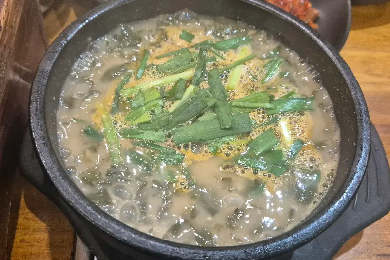 뚝배기 안에서 보글보글 끓는 추어탕