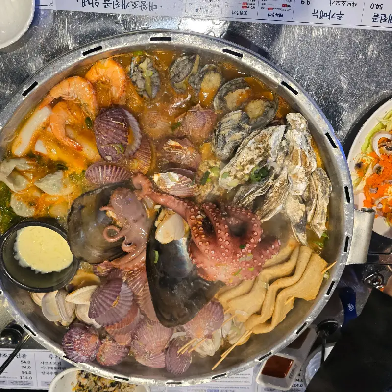 푸짐한 해산물이 가득한 갯벌의 조개