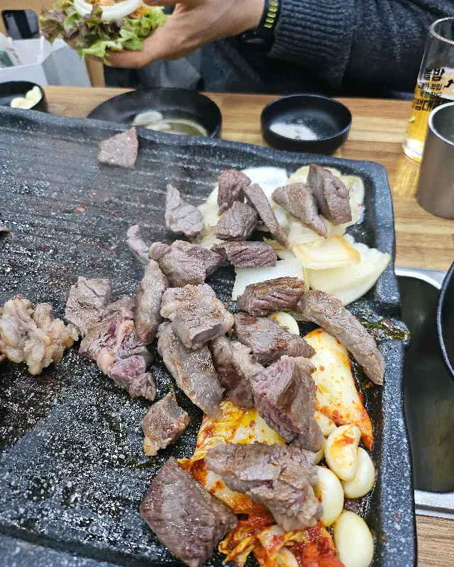 잘 구워진 한우를 쌈에 싸서