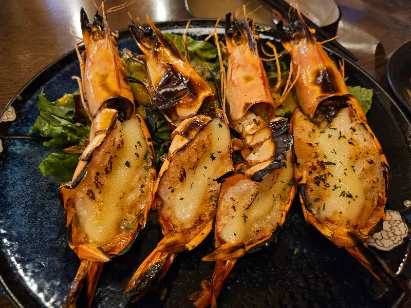 클로즈업한 새우 구이