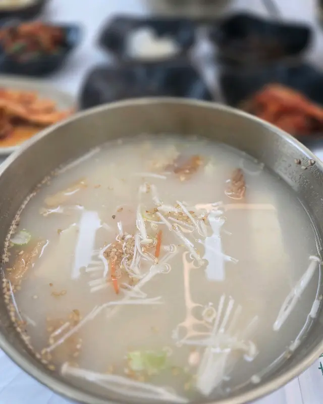 뽀얀 국물의 황태해장국