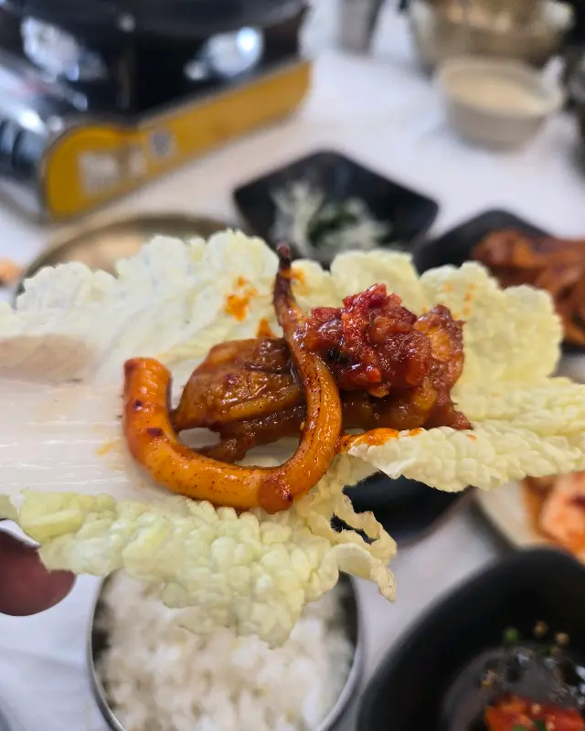 싱싱한 배추에 싸 먹는 오삼불고기