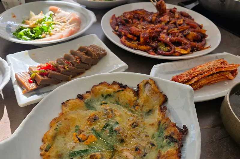 다양한 반찬과 메인 메뉴