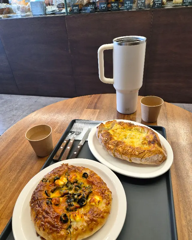 테이블 위에 놓인 포카치아와 음료