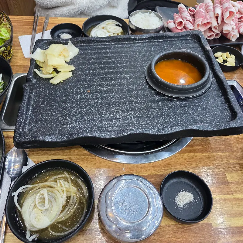 정갈하게 차려진 테이블 세팅