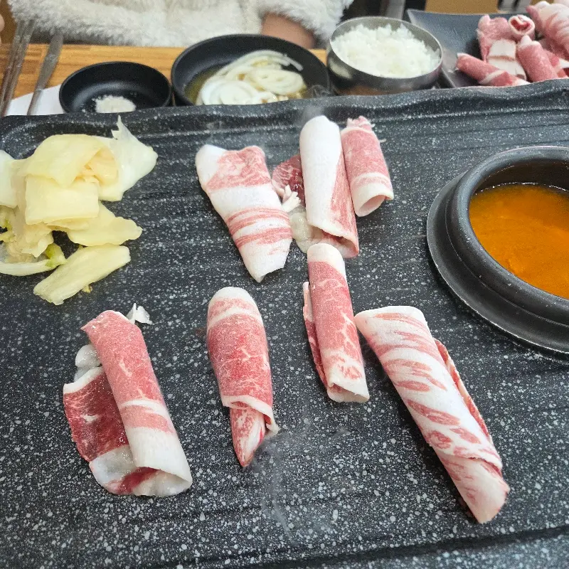 불판 위에서 익어가는 차돌박이