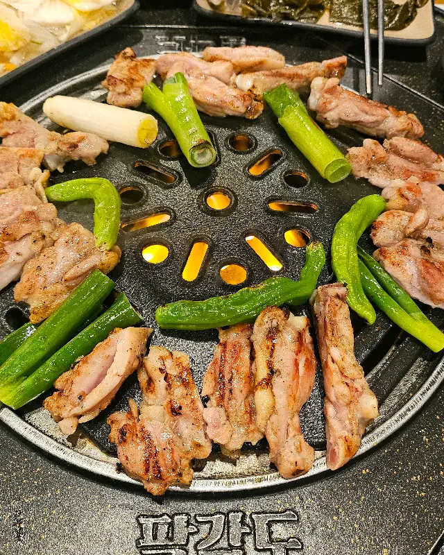 숯불 위에서 맛있게 익어가는 닭안창살