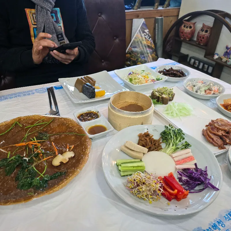 다양한 도토리 요리들이 한 상 가득 차려진 모습