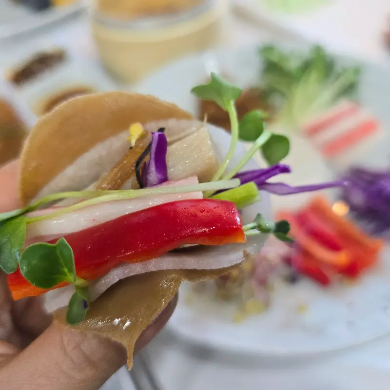 도토리전병에 채소를 싸서 먹는 모습