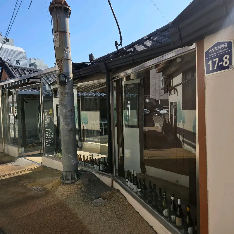 한옥 외관과 주변 풍경