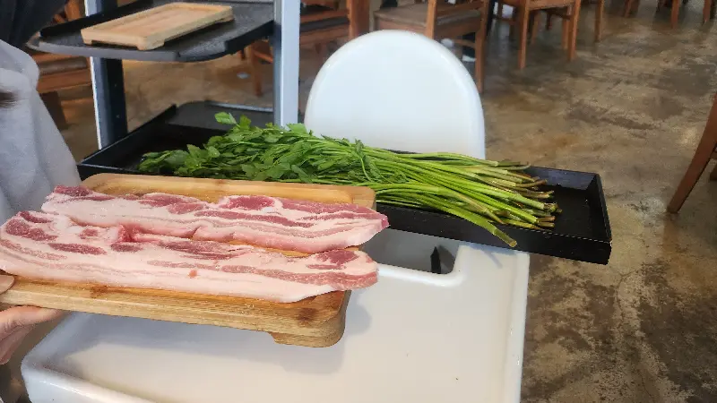 잘 구워진 삼겹살