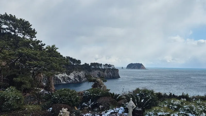 카페에서 바라본 외돌개 풍경