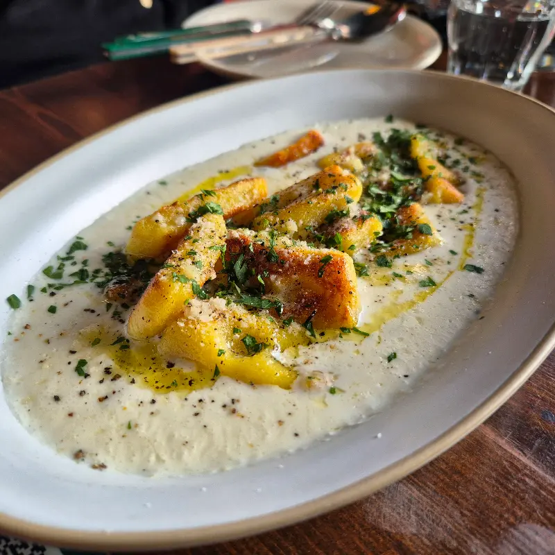 크림 소스에 담겨 나온 뇨끼