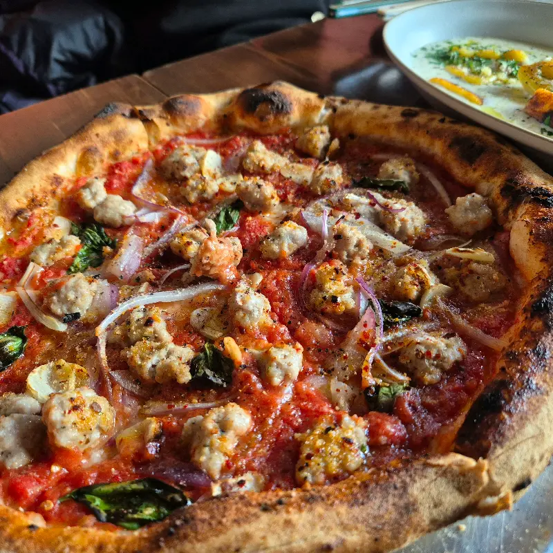 토핑이 가득 올라간 피자