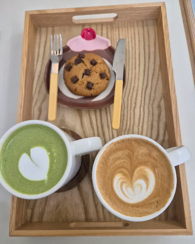 하트 모양 라떼아트가 인상적인 바닐라 라떼와 얼그레이 레몬 쿠키