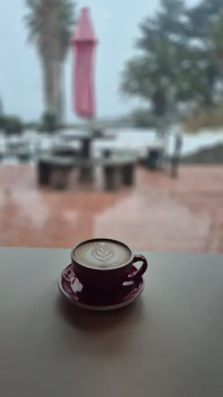 테이블 위에 놓인 라떼