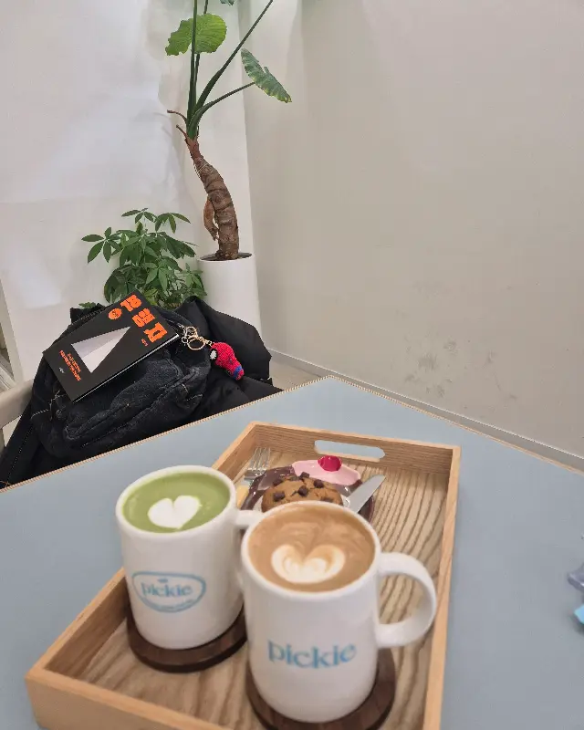 따뜻한 라떼와 달콤한 쿠키가 함께하는 완벽한 오후