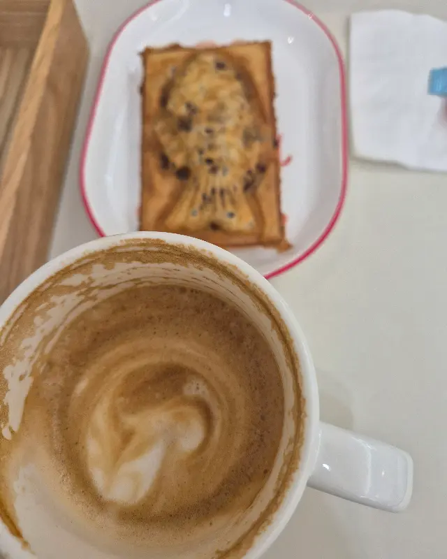 라떼를 마시는 동안 은은하게 드러나는 하트모양 라떼아트