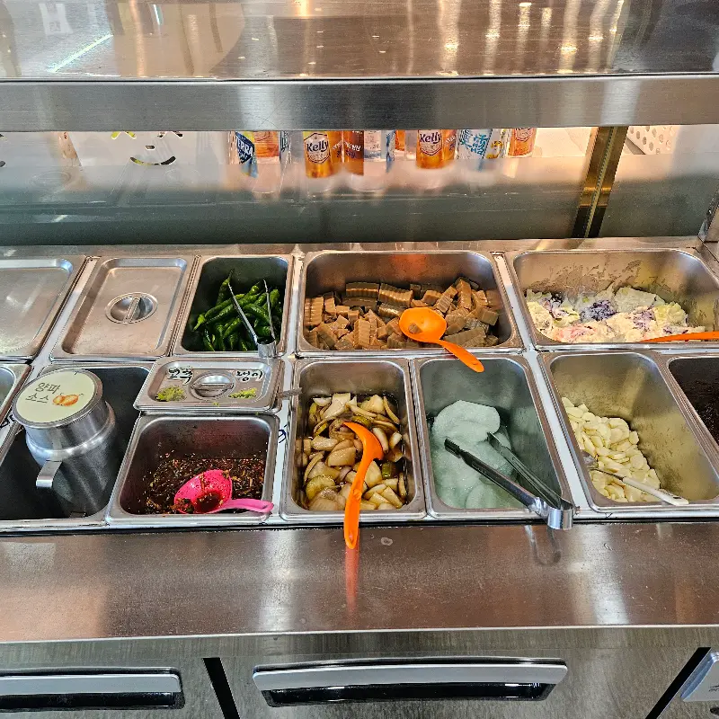 신선한 채소가 가득한 셀프바