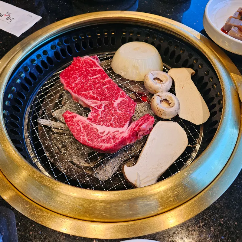 숯불 위에서 익어가는 꽃등심