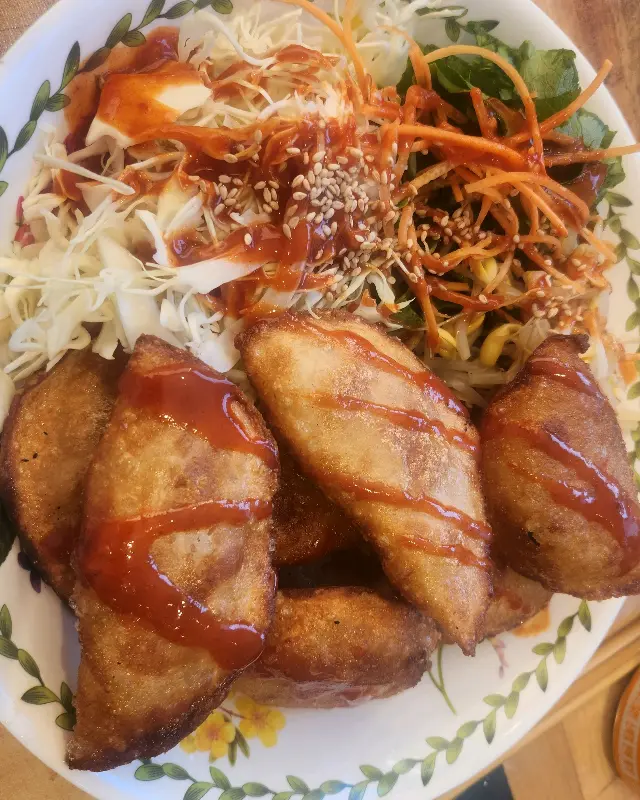 싱싱한 야채가 곁들여진 비빔만두