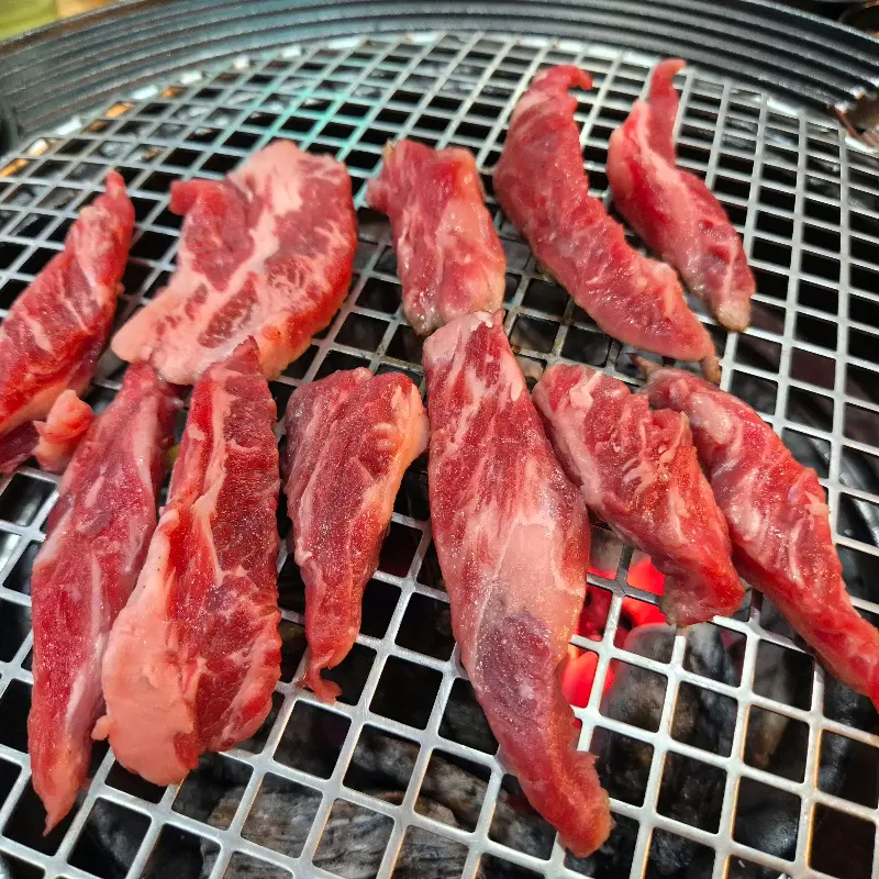 숯불 위에서 익어가는 소갈비살