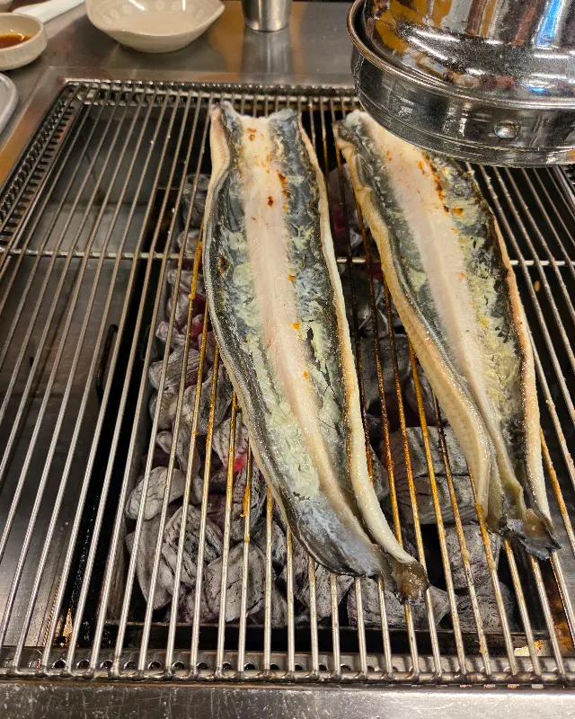 숯불 위에서 맛있게 구워지고 있는 장어